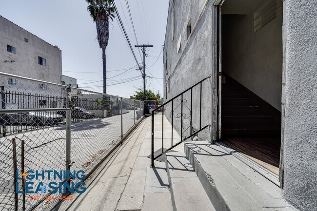 Building Photo - 402 N Coronado St