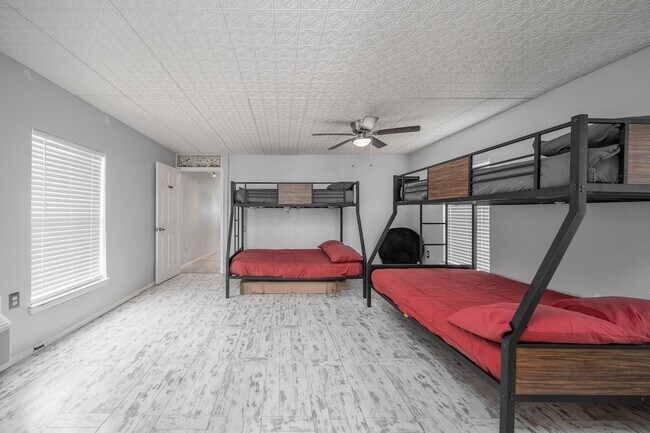 Building Photo - 6317 Heards Ln