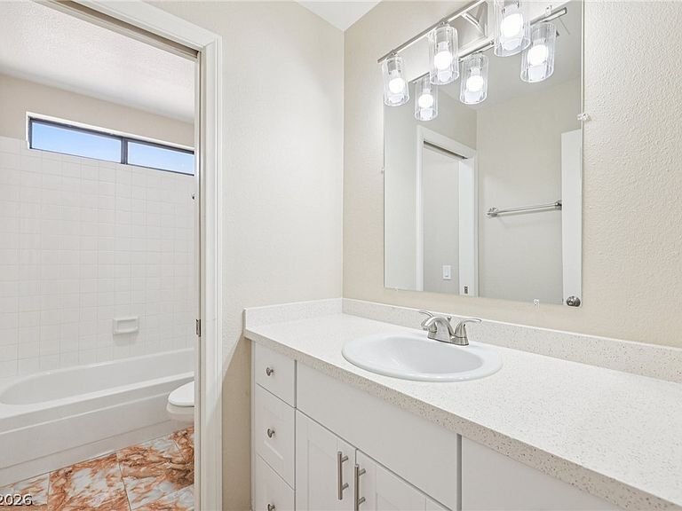 Building Photo - 582 Kavanagh Pl