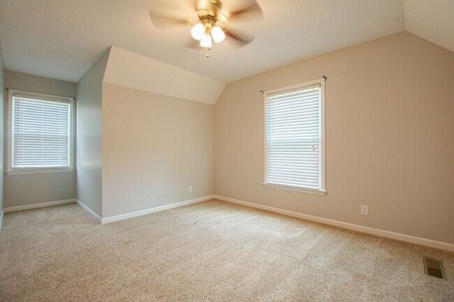 Building Photo - Pet Friendly Three Bedroom!