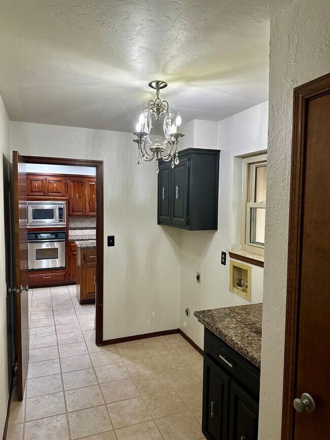 Building Photo - Immaculate major remodeled executive home ...