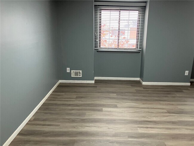 Building Photo - 553 French Rd