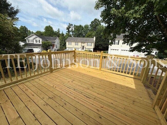 Building Photo - Spacious 3 Bedroom Home with Primary Suite on Main Level in Camden Forest