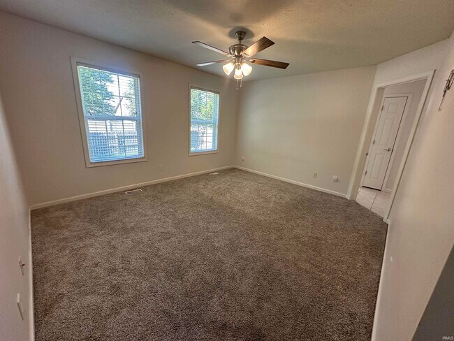 Building Photo - 10686 Fall Creek Dr