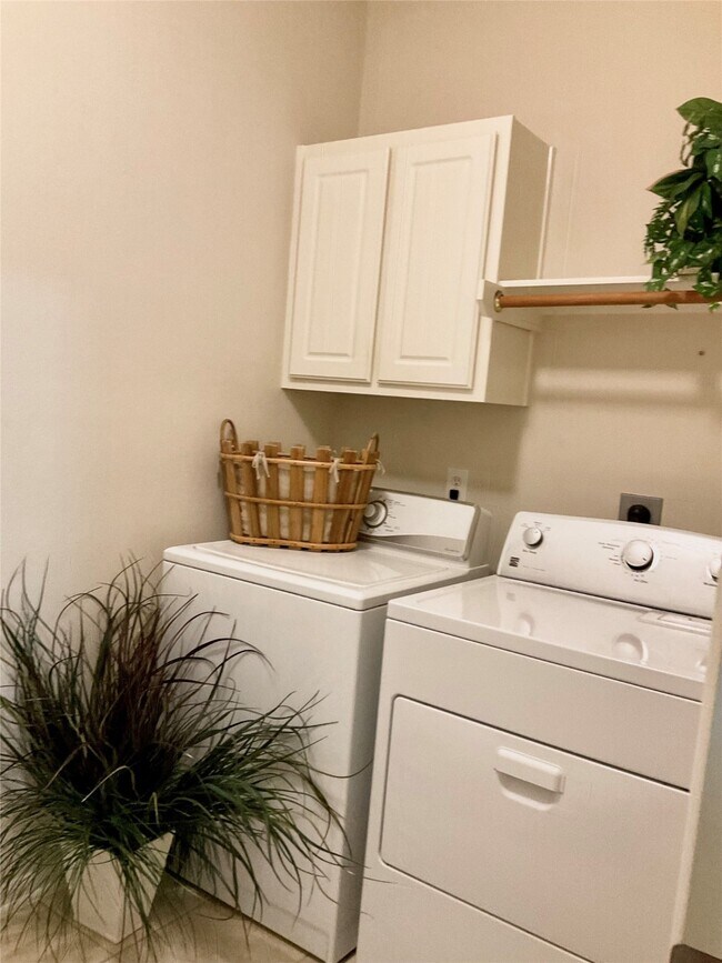 Building Photo - 186 N Valley Oaks Cir