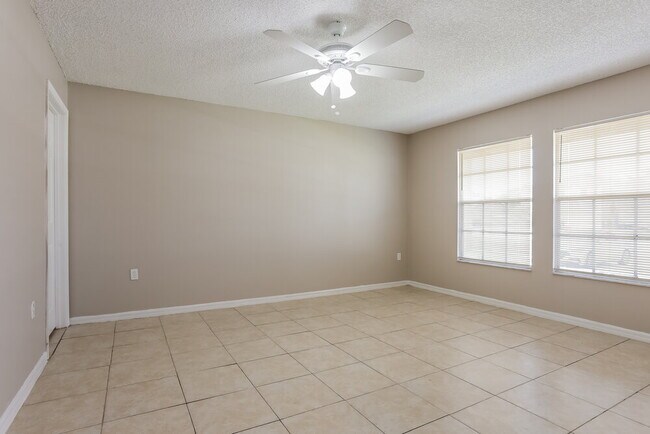 Building Photo - 1983 SE Floresta Dr