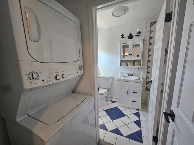 Building Photo - 1649 Sargent Pl