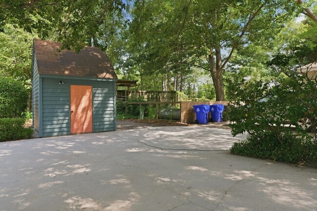 Building Photo - Charming Mount Pleasant Townhouse