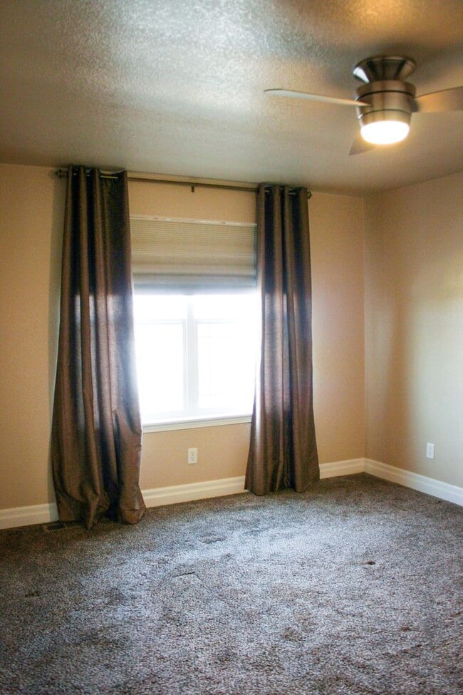 Building Photo - Meticulously maintained townhome on August...