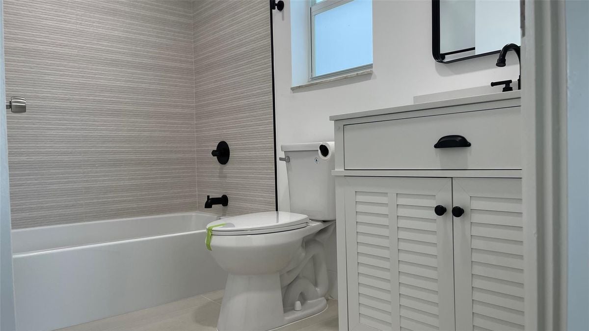 Building Photo - 6425 96th Pl S