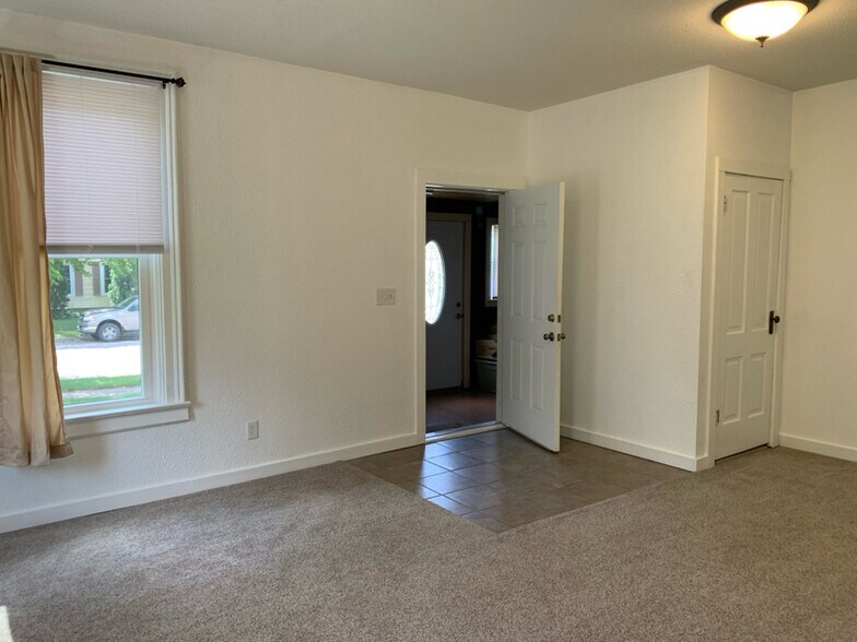 Building Photo - 415 S Elm Ave