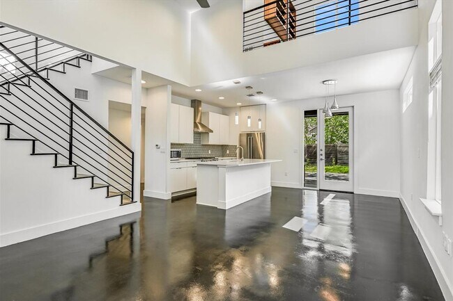 Building Photo - 1006 Payne Ave