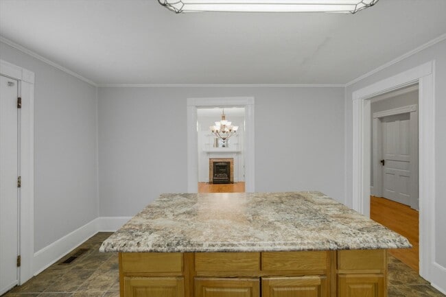 Building Photo - 401 E Oak Hill Ave