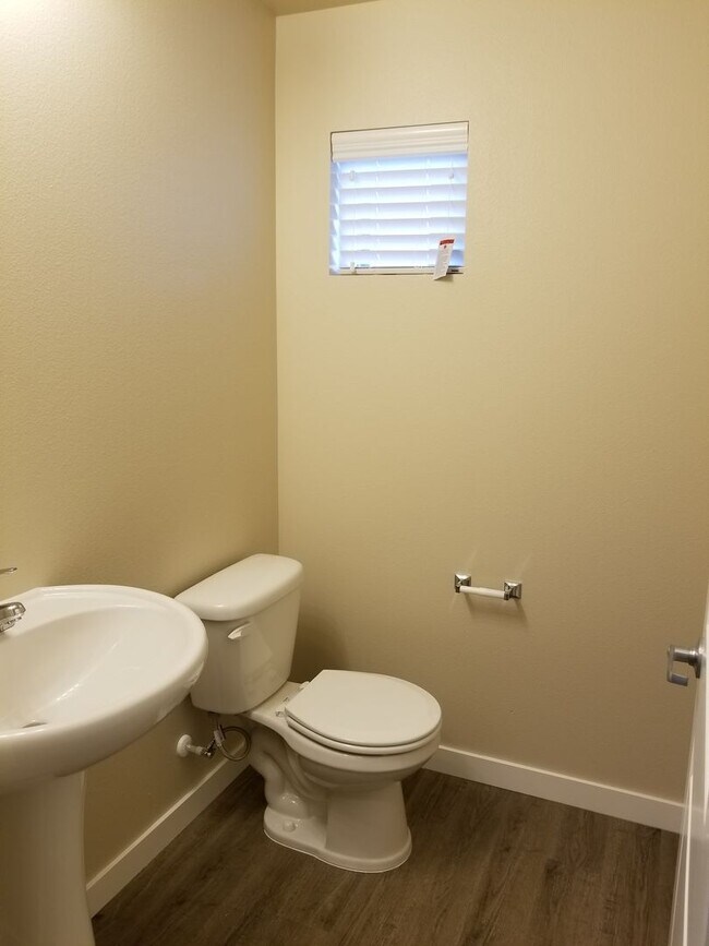 Building Photo - 2 Bedroom 2.5 Bath Townhome with attached ...