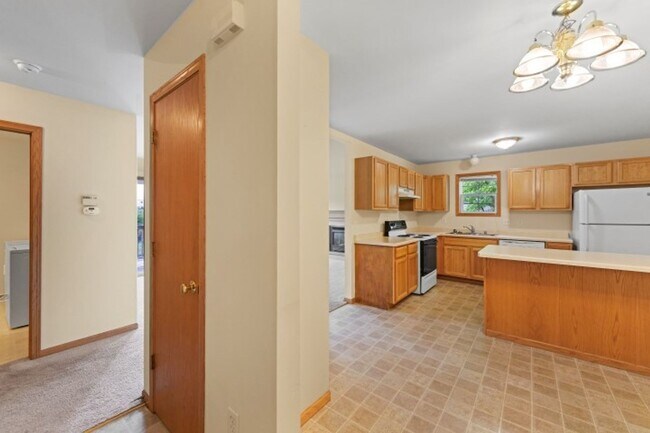 Building Photo - 612-614 Meadow View Rd