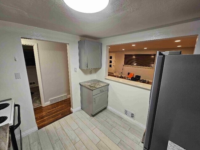 Building Photo - 1606 Greentree Rd