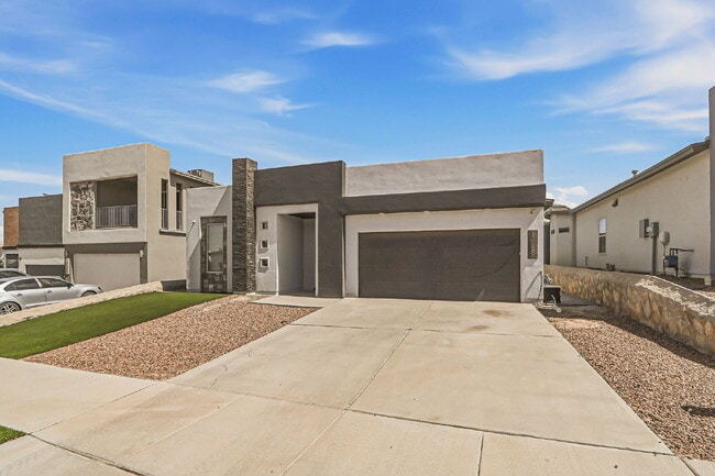 Building Photo - 4 bedroom with outdoor kitchen, fully landscaped in 79928