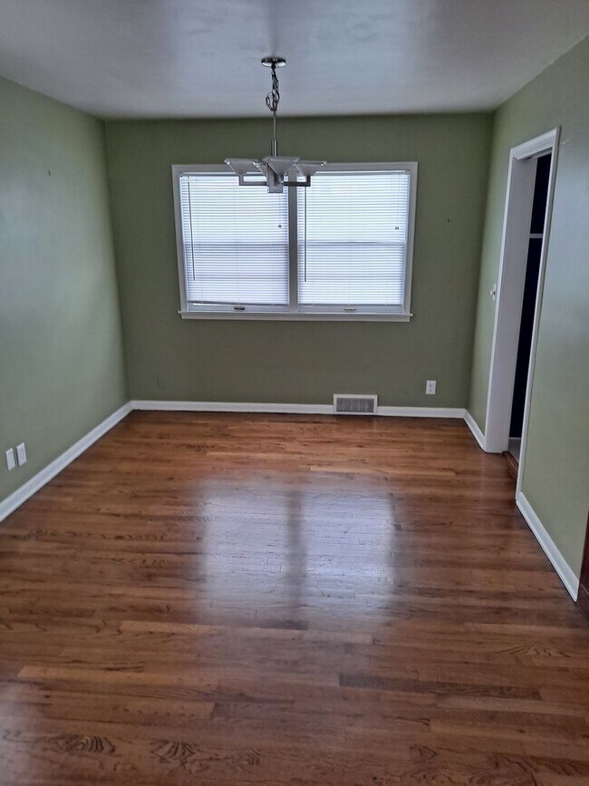Building Photo - 3 bed 2 bath 1 car garage, with fenced in backyard right in Aksarben!