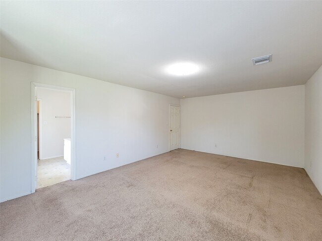 Building Photo - 5746 Roehampton Ct