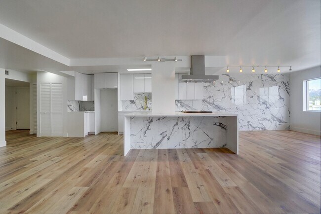 Building Photo - 435 N Oakhurst Dr