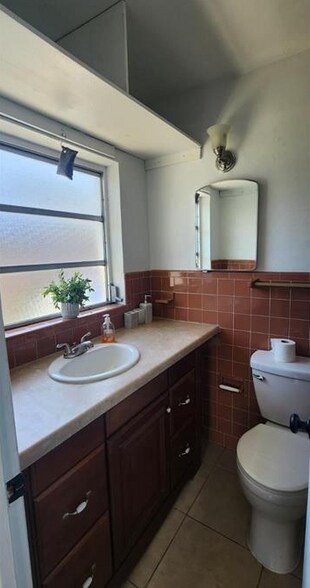 Building Photo - 2036 NE 26th St