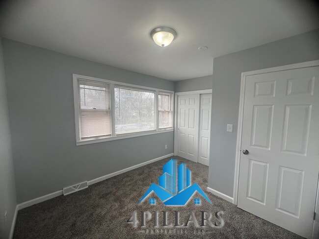 Building Photo - "Spacious 4-Bed, 2-Bath Gem on Kentucky Street – 2,178 Sq. Ft. of Comfort!"