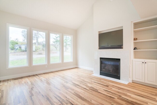 Building Photo - Escape to the Country, Spacious Contemporary in Wilsonville with Shop