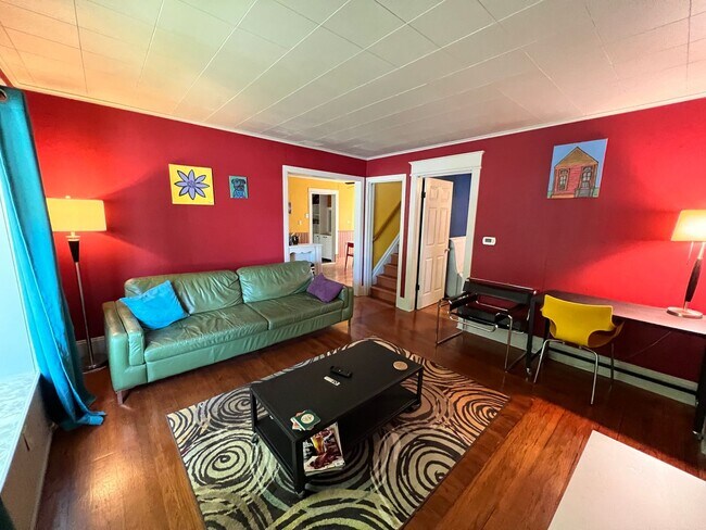 Building Photo - Lovely Furnished Home Available September ...