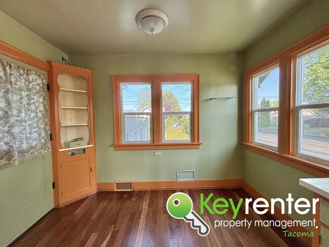 Building Photo - Spacious Craftsman in Lincoln District wit...
