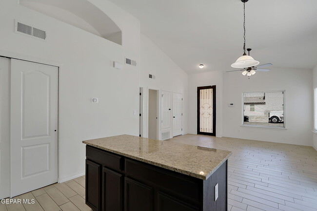 Building Photo - 533 Paseo Modesto Dr