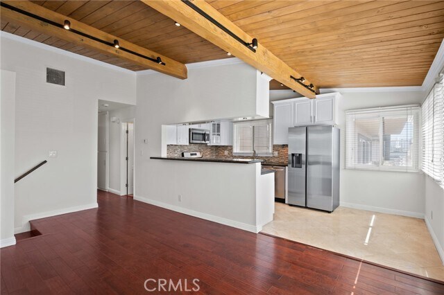 Building Photo - 648 Loma Dr