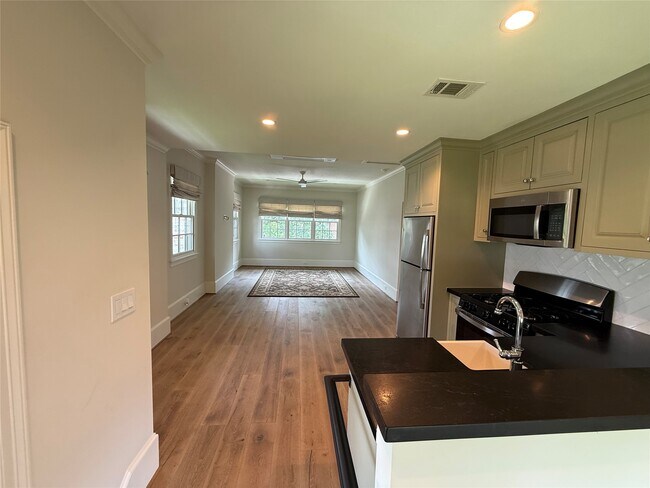 Building Photo - 2506 Blue Bonnet Blvd
