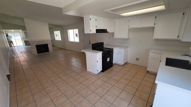 Building Photo - 16918 Sorrento Ln