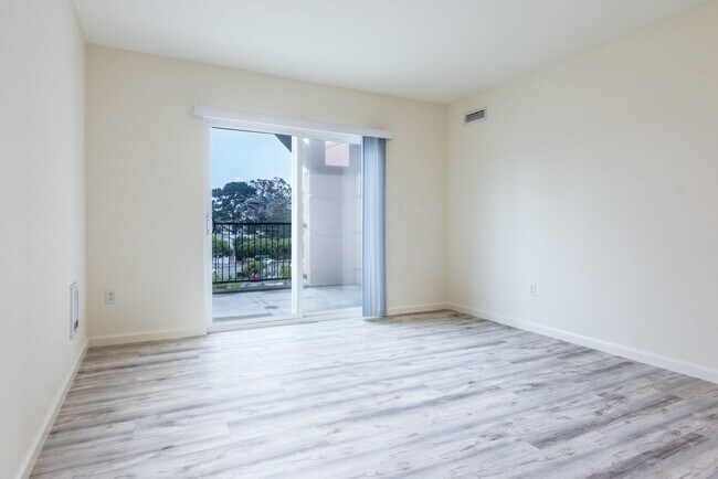 Building Photo - Spacious Ingleside Heights Condo w/ Private Patio & Parking!