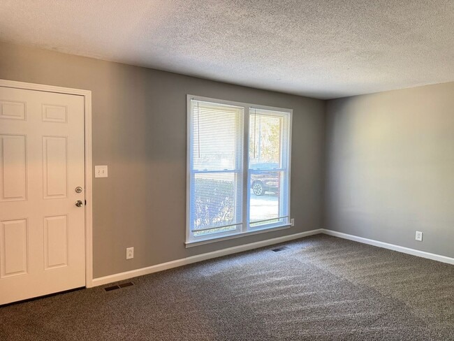 Building Photo - 3 Bedroom/1 Bath near shopping off Wilma R...