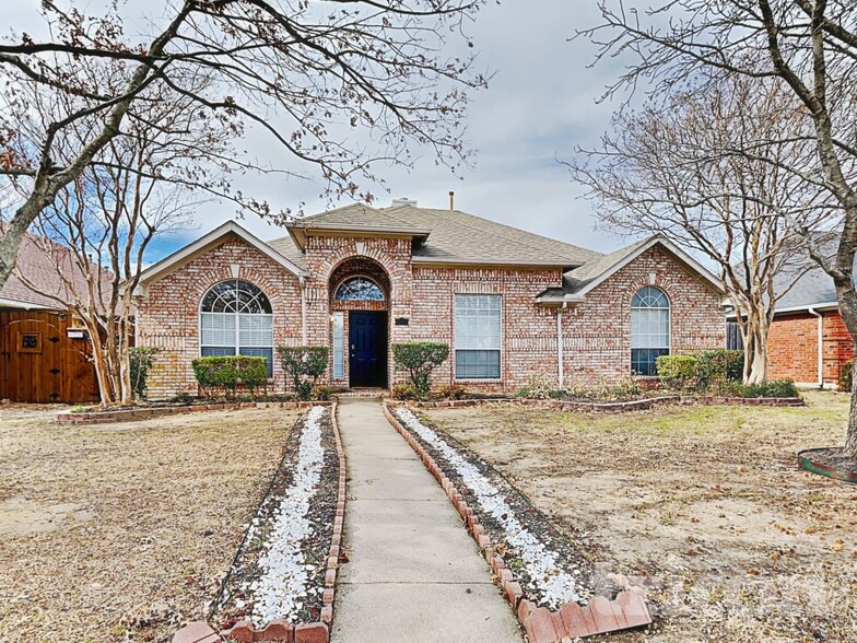 Building Photo - 1041 Essex Dr