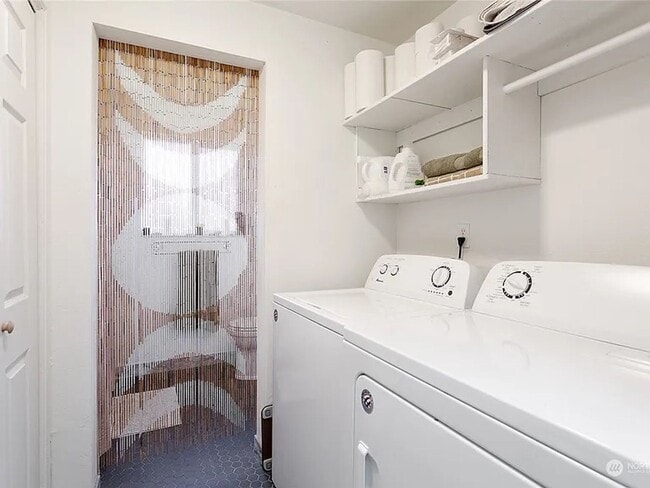 Building Photo - Charming 2 Bedroom Apartment in Duplex Ava...