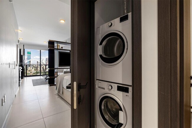 Building Photo - 398 NE 5th St