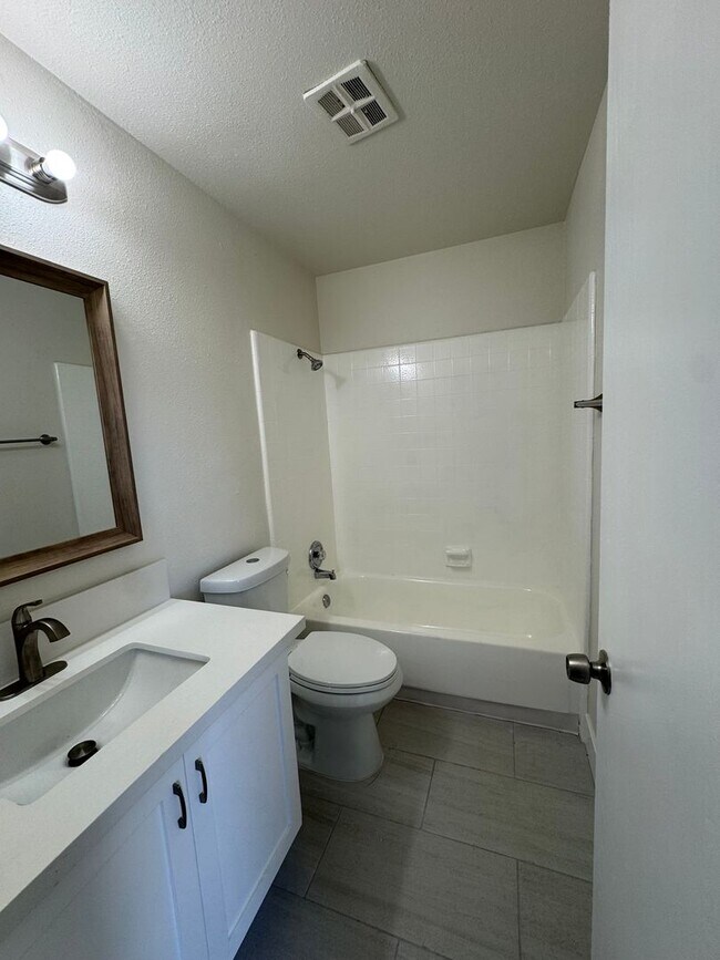 Building Photo - 2 Bed 1 Bath Apartment move in ready!!