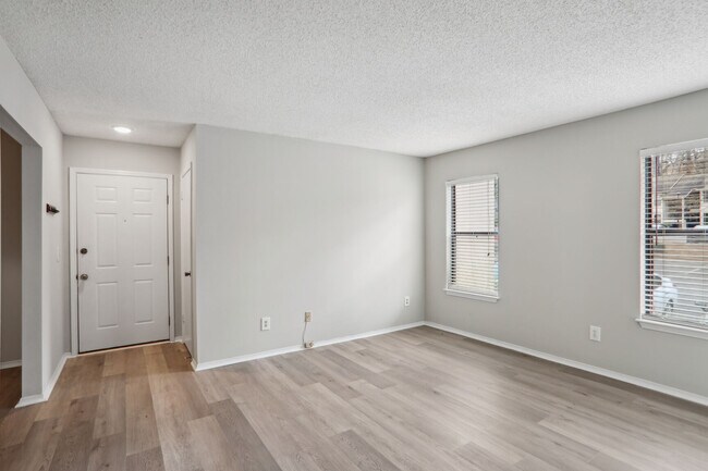 Living area view to entry door - 1813 Huntingdon Chase