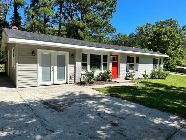 Primary Photo - Charming 3 Bed 1 Bath minutes from Downtow...