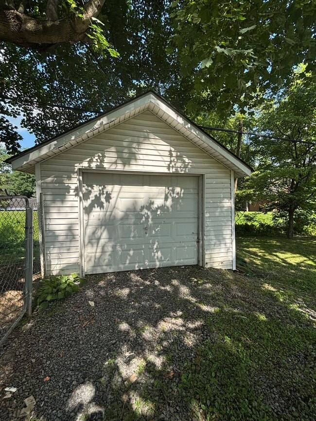 Building Photo - Welcome to your cozy retreat just minutes ...