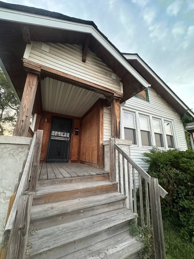 Building Photo - Charming 3-Bedroom Home with Driveway & Ba...
