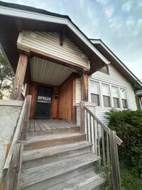 Building Photo - Charming 3-Bedroom Home with Driveway & Ba...