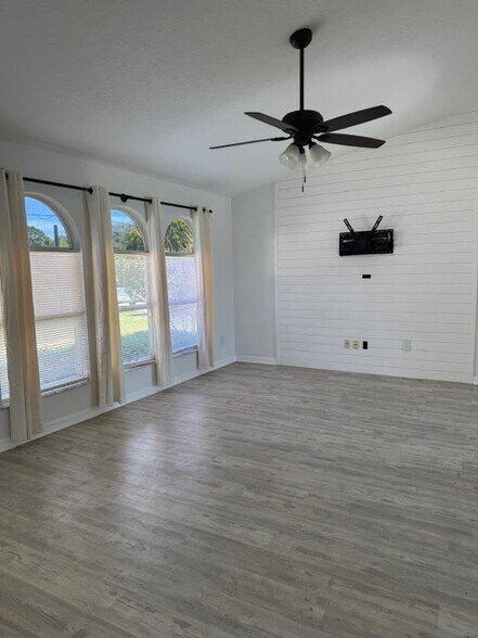 Building Photo - 262 SW Crescent Ave