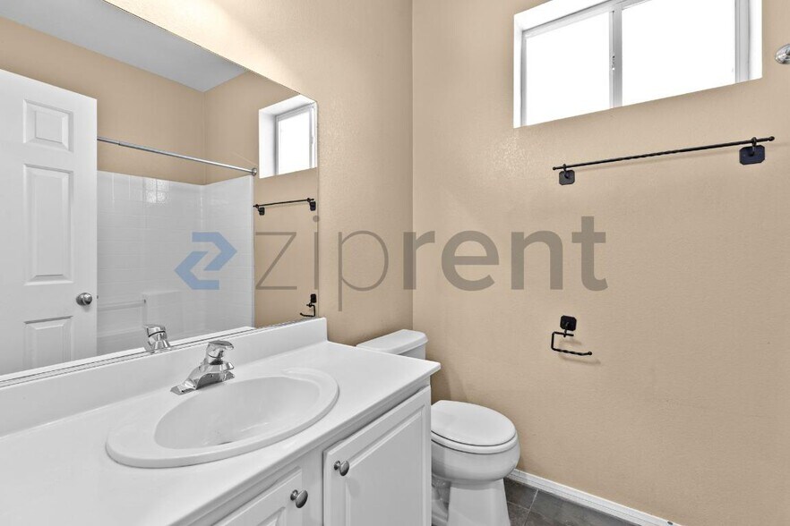 Building Photo - 2455 Silver Sunrise Ln