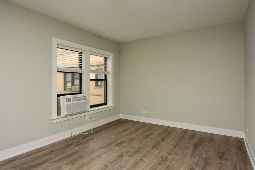 Building Photo - 722 W Brompton
