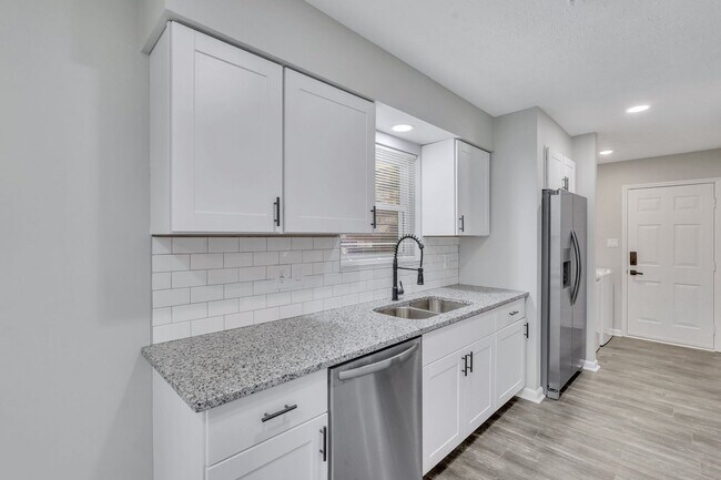 Building Photo - High End Finishes in a Quiet Residential Neighborhood