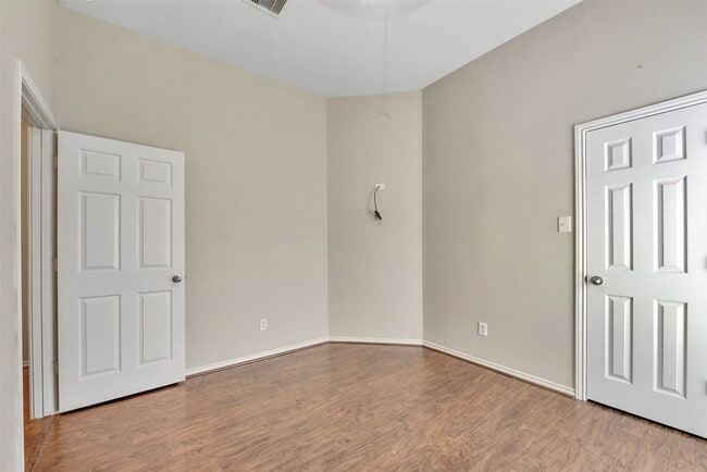 Building Photo - 871 Falling Springs Ln