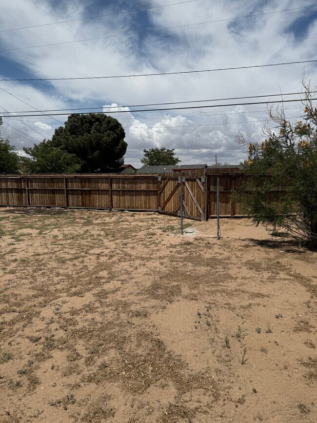 Building Photo - Charming 4-Bedroom Home for Rent in Hesperia, CA!